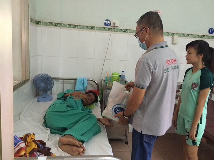 Công Ty Siêu Thanh Tặng Quà Cho Bệnh Nhân