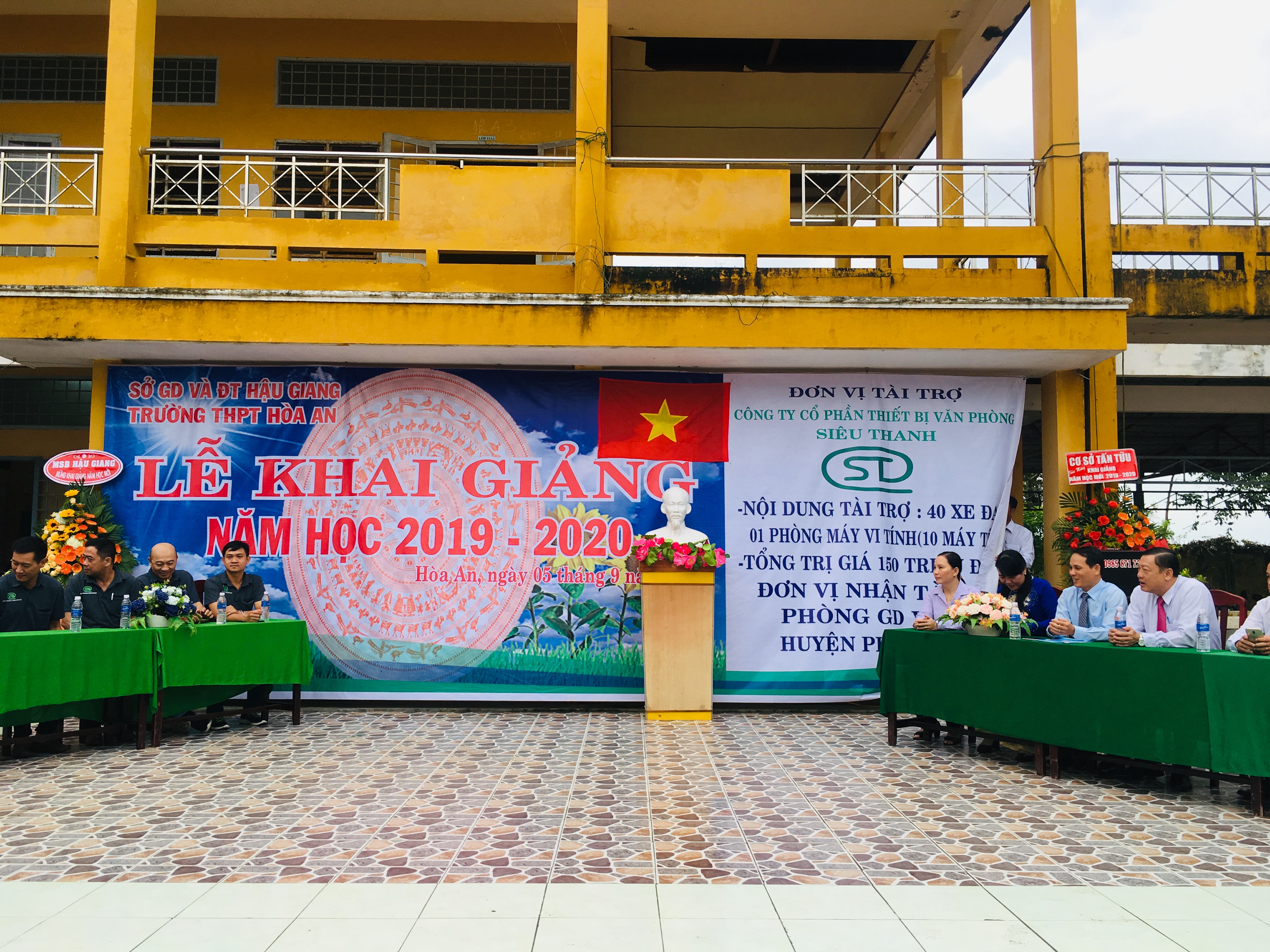 Siêu thanh tài trợ Phòng máy vi tính và xe đạp cho học sinh Trường THPT Hòa An - Hậu Giang