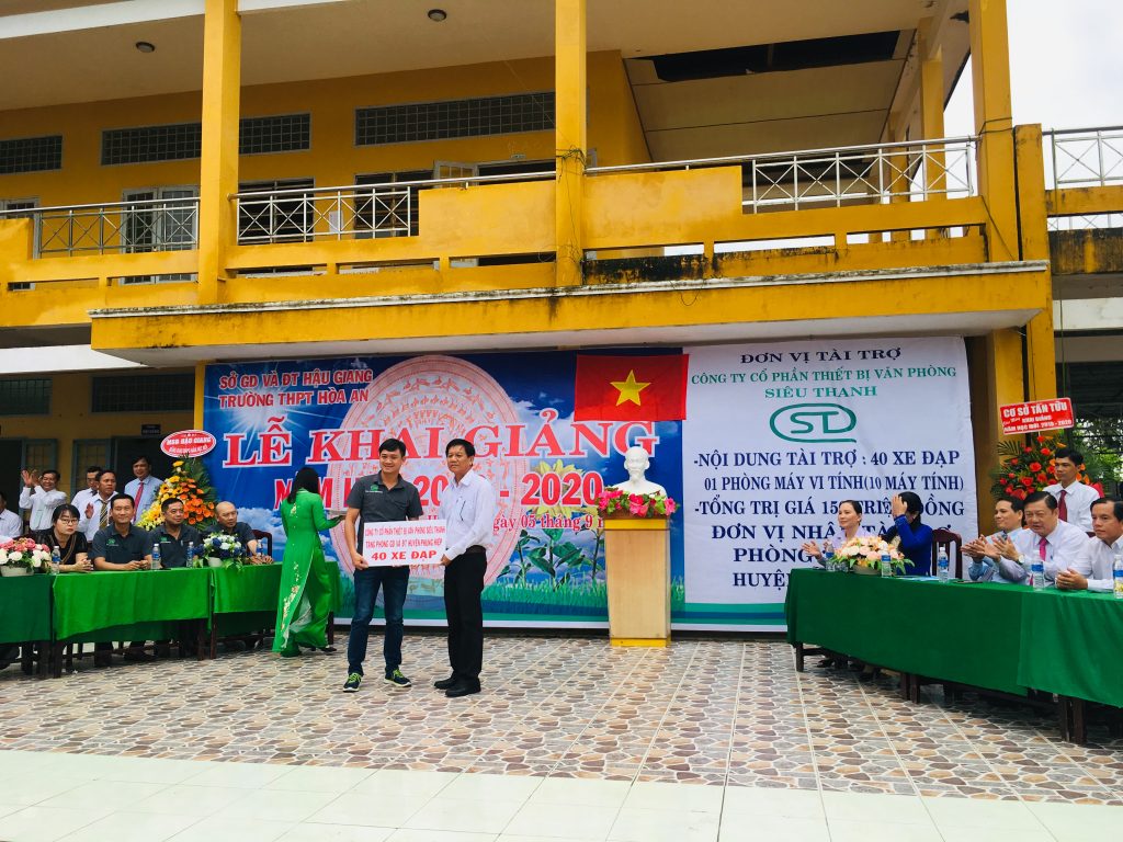 Siêu thanh tài trợ Phòng máy vi tính và xe đạp cho học sinh Trường THPT Hòa An - Hậu Giang